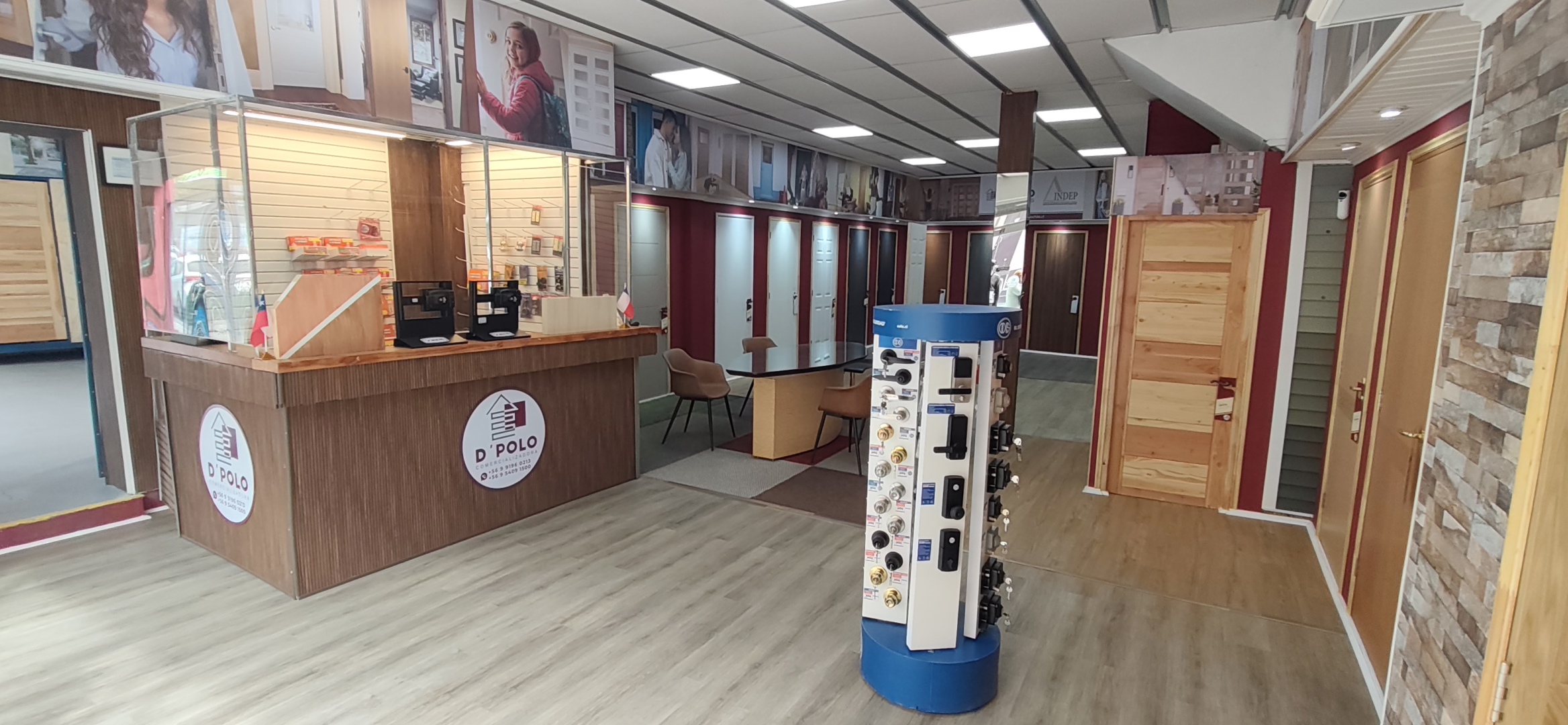 Sala de Ventas D'Polo Puertas y Exhibidor ODIS